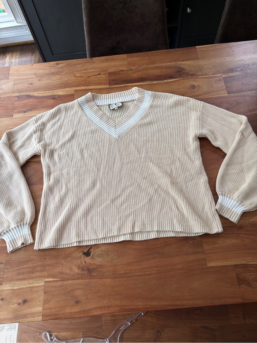 Tuckernuck Cream Contrast V Neck Sweater - M